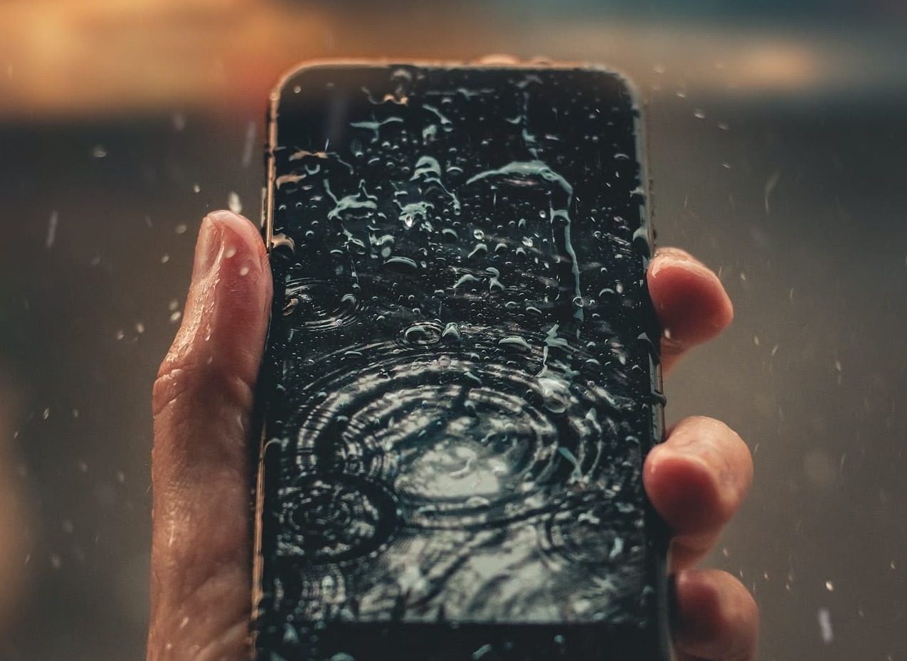как спасти телефон упавший в воду