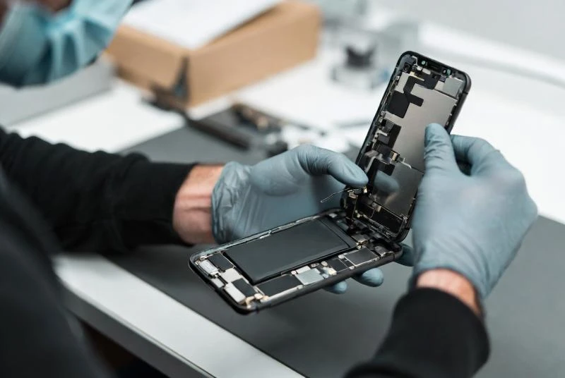 Замена аккумулятора iPhone: стоит ли переносить оригинальный контроллер